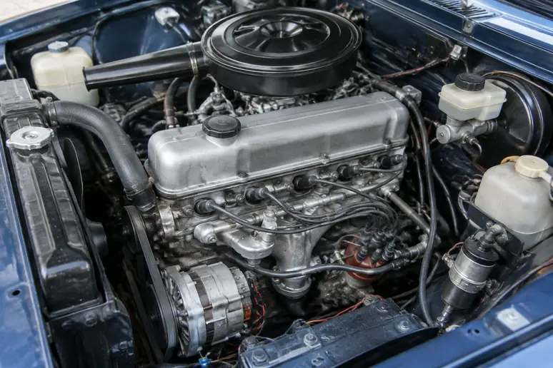 Compartiment moteur d'une talbot solara ancienne montrant la disposition des organes mécaniques.