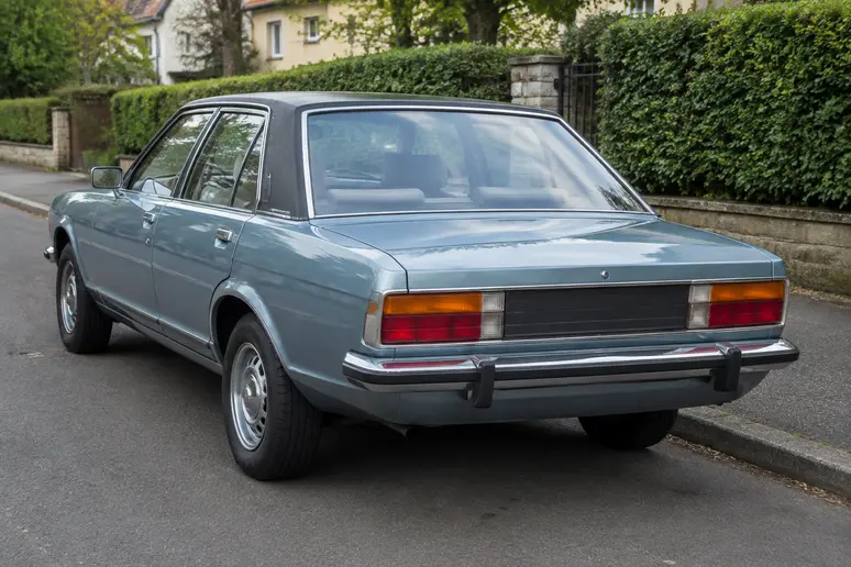 Vue arrière d'une talbot solara exposant sa malle arrière caractéristique de berline tricorps.
