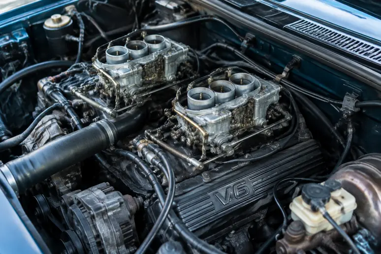 Moteur V6 PRV sous le capot d'une Talbot Tagora SX en cours d'entretien.